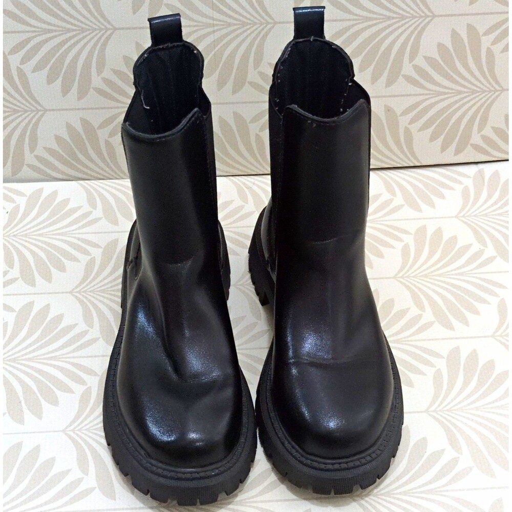Women’s Black Faux Leather Chelsea Ankle Boots Pull-On Lug Sole Round Toe 9